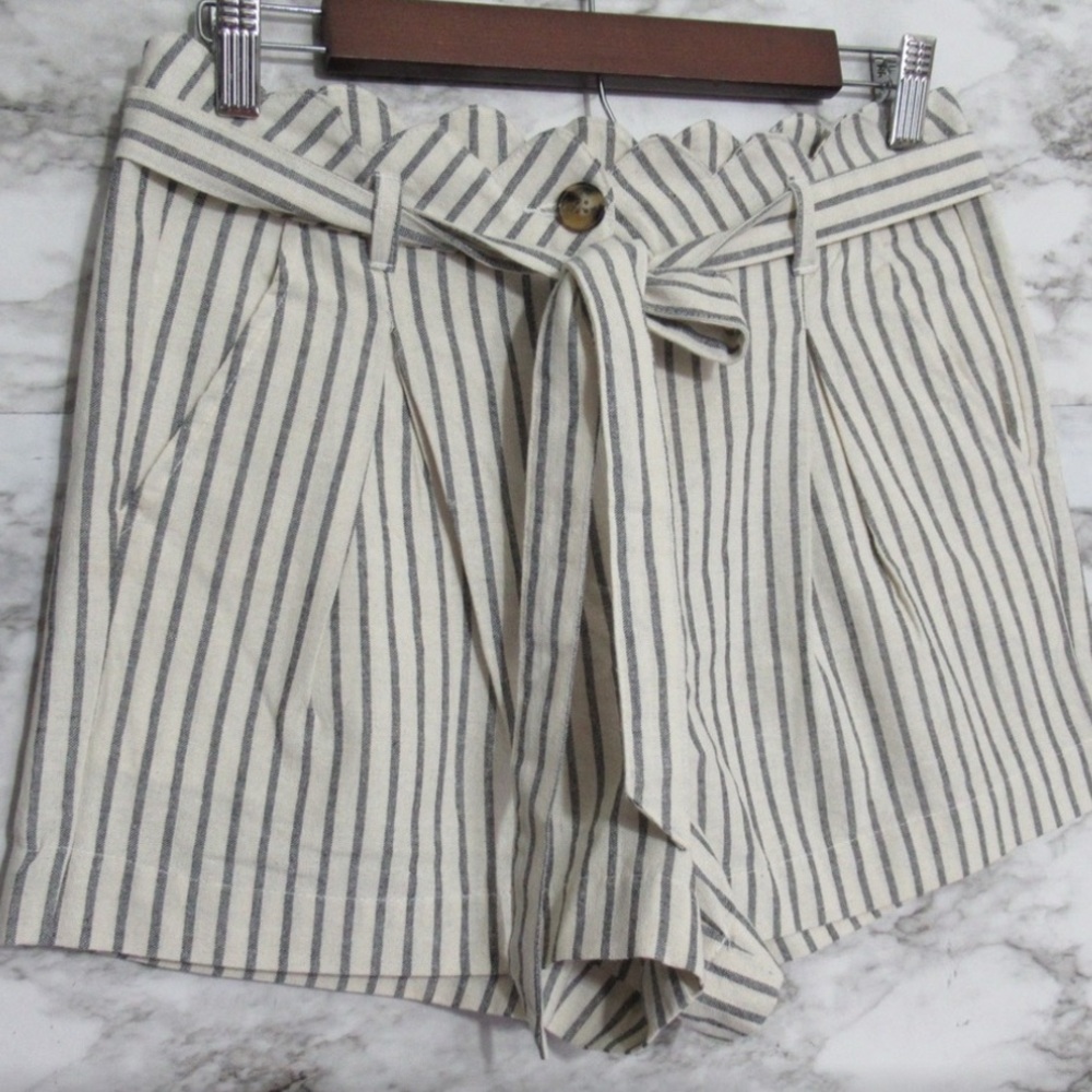 Francesca's Mi ami Linen Blend Belted Shorts Size Small